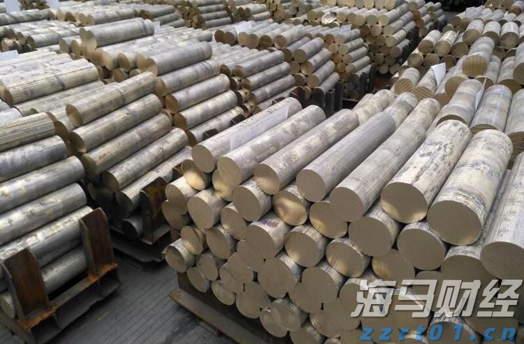 跑出经济发展加速度——访港南区委副书记、常务副区长张慧红